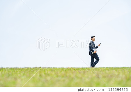 商務人士手持智慧型手機在空中行走 133394853