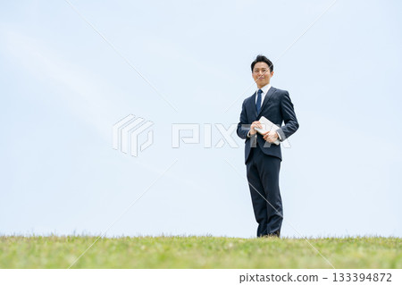 Businessman Sky Tablet Businessman Sky Tablet 133394872