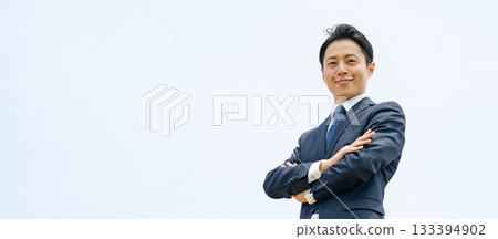 商人天空雙臂交叉 133394902