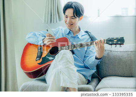 彈吉他的男人 133395335