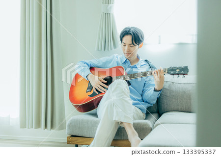 彈吉他的男人 133395337