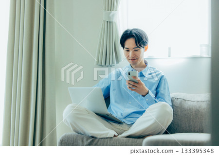 遠距辦公的中年男子 133395348