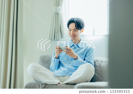 操作智能手機的男性人 133395353