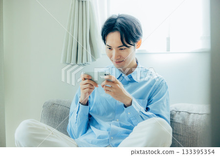 操作智能手機的男性人 133395354