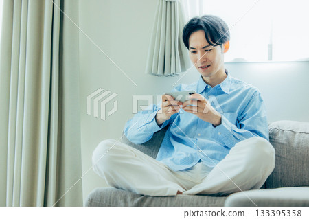 操作智能手機的男性人 133395358