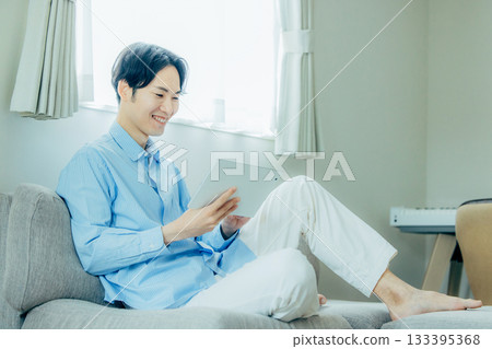 經營平板電腦的男士 133395368