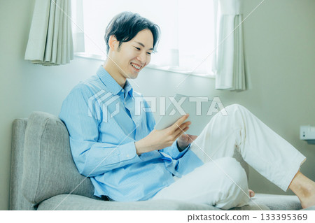 經營平板電腦的男士 133395369