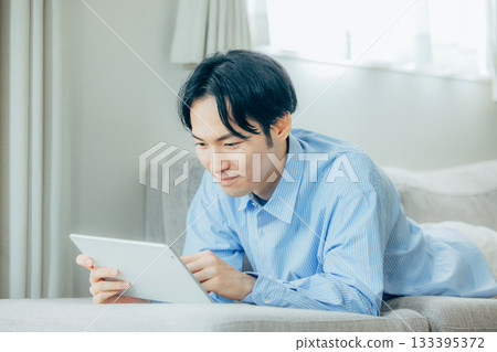 經營平板電腦的男士 133395372