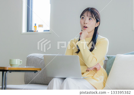 一位正在使用電腦的女士感到驚訝 133395382