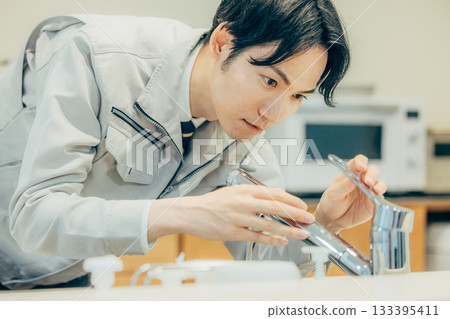 A businessman wearing work clothes to inspect the house 133395411