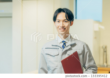 穿著工作服的微笑男人 133395412