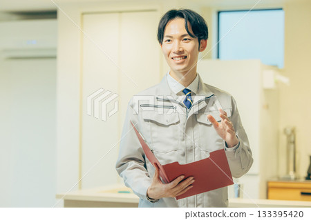 穿著工作服的微笑男人 133395420