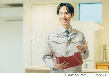 穿著工作服的微笑男人 133395421