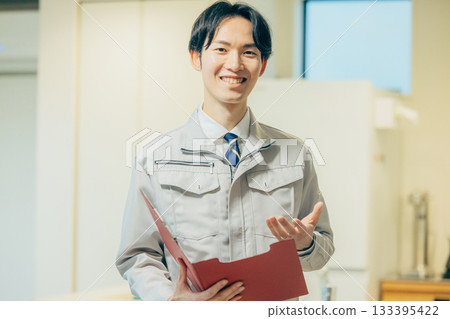 穿著工作服的微笑男人 133395422