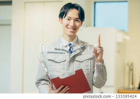 穿著工作服的微笑男人 133395424
