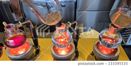 用虹吸法精心沖泡咖啡 用虹吸法精心沖泡咖啡 133395535