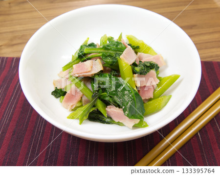 Stir-fried morning glory with bacon 133395764