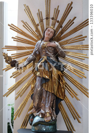 Virgin Mary, statue in the Church of Saint Bartholomew in Leutershausen, Germany Virgin Mary, statue in the Church of Saint Bartholomew in Leutershausen, Germany 133396010