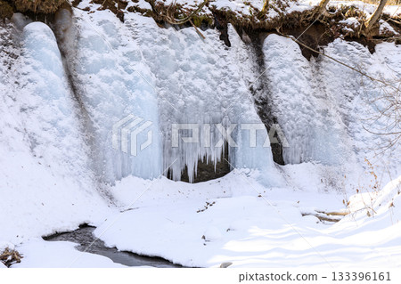 Makaushi Falls frozen along the Makaushi-no-Sawa River in Biratori, Hokkaido [December] 133396161