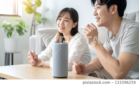 未來主義的日常場景：一個人在家中與人工智慧助理和智慧音箱交談。 133396259