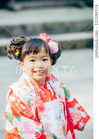 一位少女參拜七五三神社 133396514