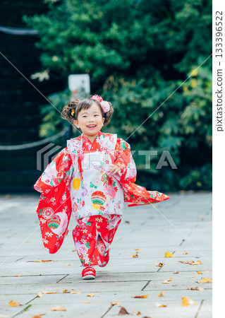 A girl visiting a shrine for Shichi-Go-San 133396522