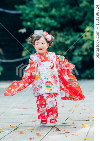 一位少女參拜七五三神社 133396524