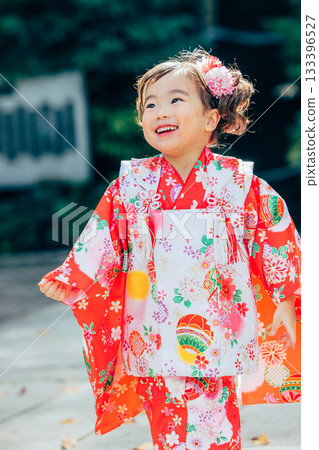 一位少女參拜七五三神社 133396527