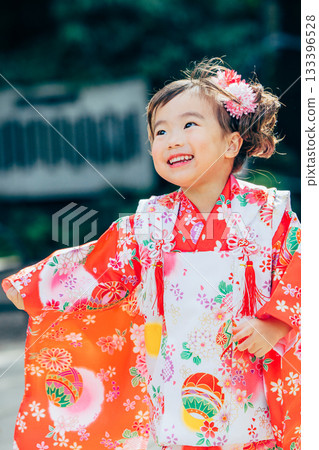 一位少女參拜七五三神社 133396528