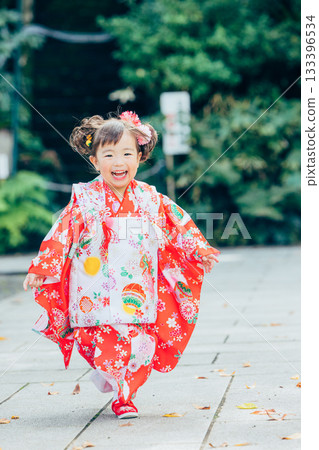 A girl visiting a shrine for Shichi-Go-San 133396534
