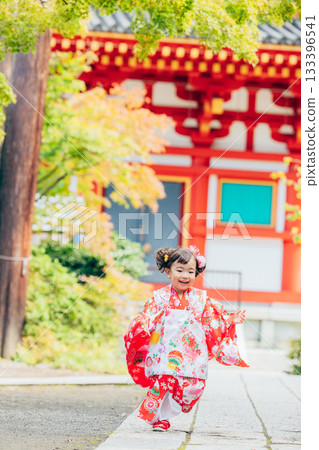 A girl visiting a shrine for Shichi-Go-San 133396541