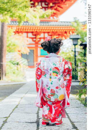 一位少女參拜七五三神社 133396547