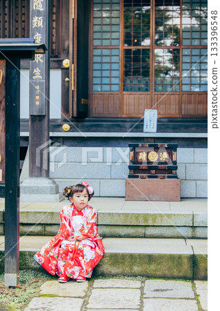 A girl visiting a shrine for Shichi-Go-San 133396548