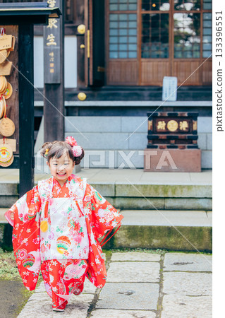 一位少女參拜七五三神社 133396551