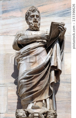 Saint Mark the Evangelist, statue on the Milan Cathedral, Duomo di Santa Maria Nascente, Milan, Lombardy, Italy Saint Mark the Evangelist, statue on the Milan Cathedral, Duomo di Santa Maria Nascente, Milan, Lombardy, Italy 133396626