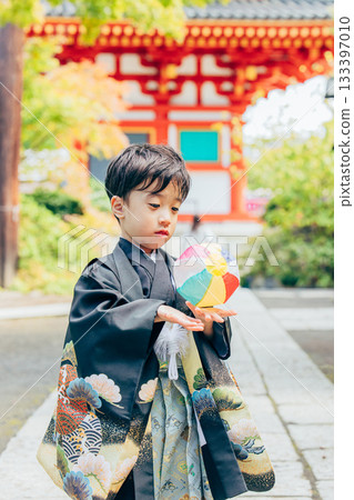 身著和服的男孩參拜七五三神社 133397010