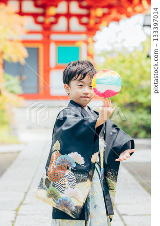 身著和服的男孩參拜七五三神社 133397014