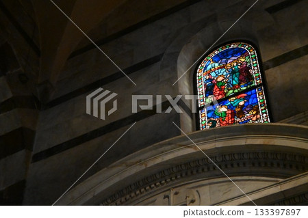 比薩大教堂的彩色玻璃窗 133397897
