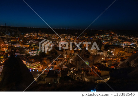 土耳其卡帕多西亞戈梅爾市夜景，世界遺產地 133398540