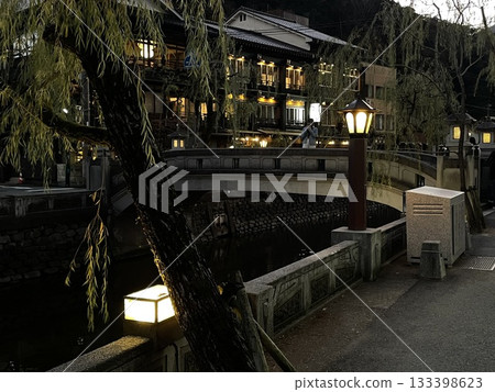 溫泉小鎮的河面上倒映著陽光 133398623