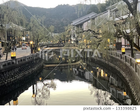 溫泉小鎮的景色倒映在河面上 133398625