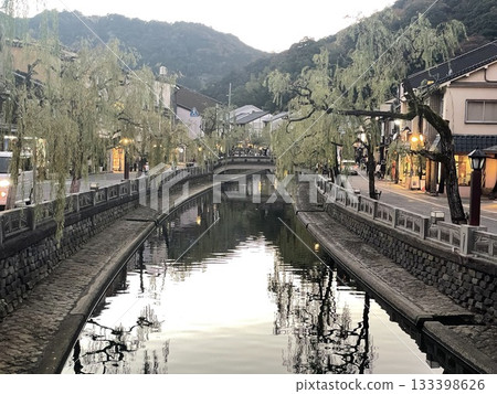 溫泉小鎮裡，一座橋倒映在河面上。 133398626