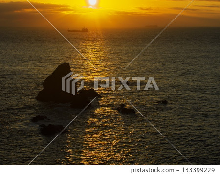 大佐崎海岸附近的猩猩岩沐浴在晨曦之中 133399229