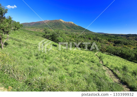 【熊本縣】晴天的平野台高原和陵岳 133399932