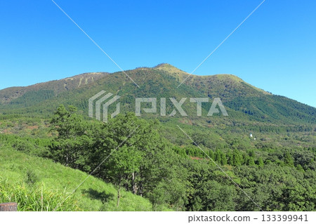 【熊本縣】晴天的平野台高原和陵岳 133399941