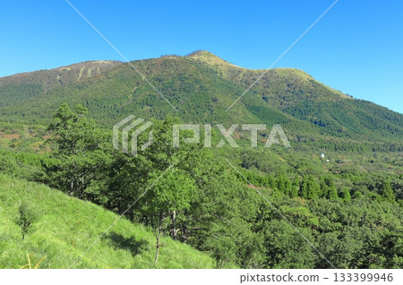 【熊本縣】晴天的平野台高原和陵岳 133399946