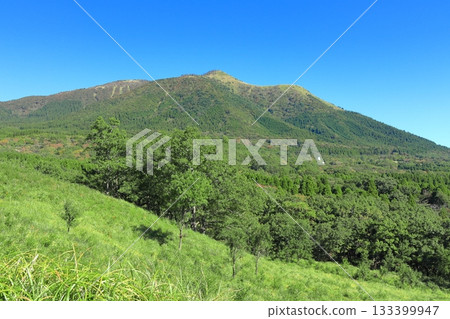 【熊本縣】晴天的平野台高原和陵岳 133399947