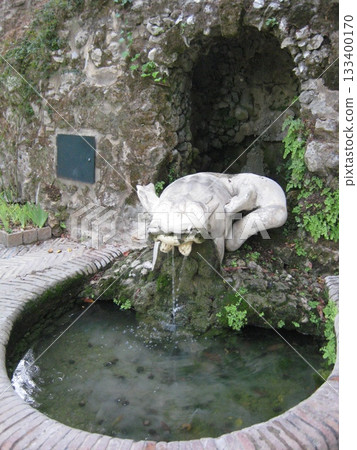 塞維利亞王宮內令人印象深刻的噴泉 塞維利亞王宮內令人印象深刻的噴泉 133400170