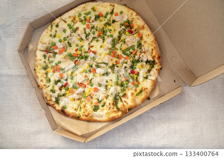 Delicious pizza with mozzarella, chicken, pepper, corn and green peas and carrots Delicious pizza with mozzarella, chicken, pepper, corn and green peas and carrots 133400764