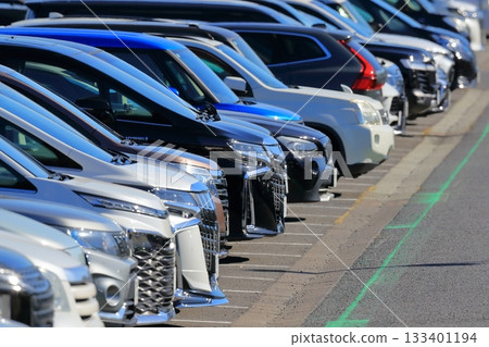 乘客車在停車場排隊 133401194